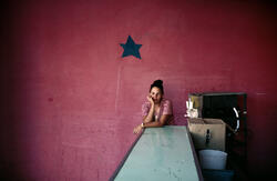 On January 29th of 2026, US President Donald Trump threatened tariffs on imports from countries supplying oil to Cuba, on top of the 64-year-long US embargo on Cuba, put in place after Castro took power in 1959 and instituted a single-party communist government. It has not taken long for Cuba to plunge into an energy crisis with severe consequences comparable to Cuba’s “special period” in the 90s after the fall of the Soviet Union and the subsequent suspension of aid in raw materials, notably petrol.

This comes after Trump’s takedown of Venezuela’s president on January 3rd 2026, Cuba’s primary petrol supplier. Cuba, which produces around 40 percent of its own fuel, is seeing recurring nationwide blackouts, or “apagones”, with its archaic petrol-reliant electrical grid, or provides electricity to cities only hours at a time. Repercussions are felt at every level as government-controlled industries falter, from garbage disposal, water supply, hospital care, and public transportation, to the distribution of goods and foreign aid in the country. Cubans resort to using bicycles, cooking with fire, burning garbage and boldly protesting in the streets–a rare occurrence and a crime punishable by imprisonment.

Magnum photographers have historically taken special interest in Cuba–over 50 Magnum photographers have covered Cuba throughout the years. Many of which, once drawn there, found themselves compelled to return, weaving a visual chronicle of a nation long seen as peripheral and frequently misunderstood. Images captured include portraits of political figures such as Che Guevara and Fidel Castro as well as historic political moments, snapshots of culture and everyday life, and the resilience of the Cuban people as they navigated shifting realities. By linking past to present, Magnum’s photos situates the current crisis not as a sudden rupture, but as the continuation of a long historical trajectory embedded in everyday life.